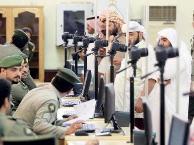 اضغط لمشاهدة الفيديو: هل يحق لصاحب العمل منع عامل من الرجوع للمملكة؟ .. الجوازات توضح